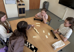 Wszystkie młodziaki grają w Rummikub!