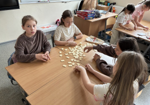 Wszystkie młodziaki grają w Rummikub!