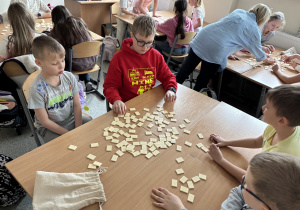 Wszystkie młodziaki grają w Rummikub!