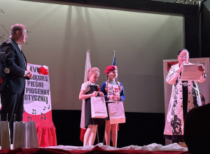 Zuzanna Grzelak i Hanna Kozłowska z 3A w Konkursie Pieśni i Piosenek Patriotycznych