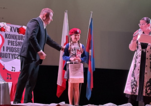 Uczennice klasy 3a w Konkursie Pieśni i Piosenek Patriotycznych