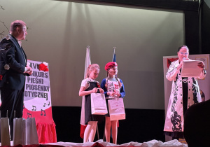Uczennice klasy 3a w Konkursie Pieśni i Piosenek Patriotycznych