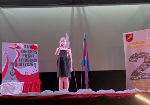 Uczennice klasy 3a w Konkursie Pieśni i Piosenek Patriotycznych