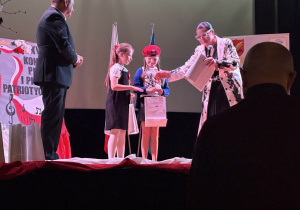 Uczennice klasy 3a w Konkursie Pieśni i Piosenek Patriotycznych