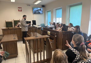 Uczniowie klasy 3a odwiedzili Sąd Rejonowy