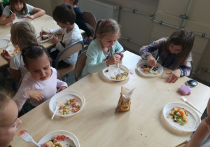 Dzieci z apetytem zjadają sałatkę