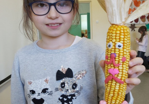 Marysia z klasy drugiej ze swoim kukurydzianym ludzikiem