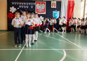 Uczniowie klasy I tańczący poloneza.