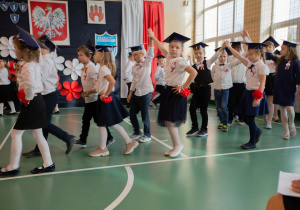 Uczniowie klasy I tańczący poloneza.