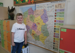 Miś Kropek podróżuje po Polsce, a uczniowie zawsze szukają na mapie, gdzie jest miasto, do którego się wybrał.