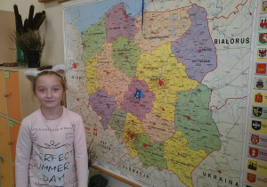Wiktoria szuka na mapie Polski kolejnego miasta.