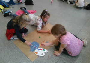 Dzieci odkrywały w sobie pasję malarską.