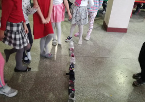 Dziewczynki z zerówki wróżą za pomocą butów.