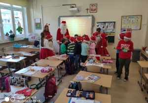 Mikołaj otoczony przez dzieci z klasy 1a