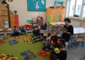 Pani Monika w czasie czytania dzieciom bajki