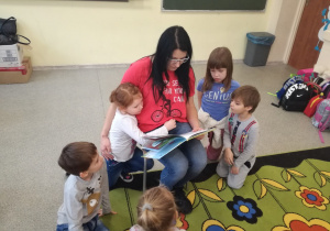 p. Ania, mama Nikoli, w czasie czytania dzieciom książki