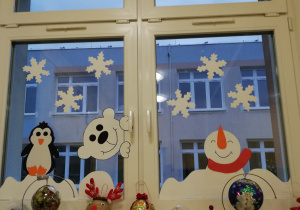 Zimowe dekoracje okienne