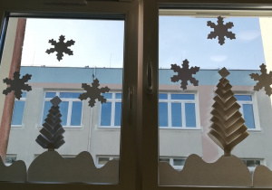 Dekoracje okienne wykonane przez nauczycieli świetlicy