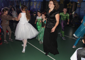 Pani Weronika Sikorska tańczyła z dziećmi do ostatniej sekundy balu.