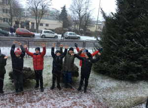 Śnieg cieszy nie tylko uczniów, nauczycieli też