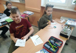 Uczymy się poprzez zabawę- Mikołaj i Lenka.