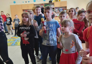Dzieci w świetlicy szkolnej chętnie brały udział w karaoke