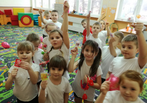 Dzieci z oddziału przedszkolnego zadowolone z otrzymanego słodkiego prezentu od Alanka
