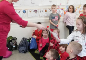 Pani S. Daszkiewicz wręcza walentynki dla dzieci z oddziału przedszkolnego.