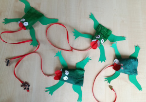 Zabawki zręcznościowe wykonane z rolki przez dzieci z zerówki.