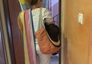 "Idę na plażę, na plażę..." - podśpiewuje pani Marzena Dziubek.