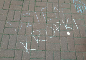 Dzień Kropki - napis na chodniku przed wejściem głównym do szkoły