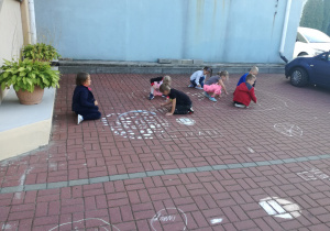 Dzieci nie chciały wracać do klasy, malowały i malowały kropkowe dzieła sztuki na chodniku