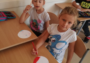 Michalinka i Amelka dumnie prezentują projekty swoich kropek