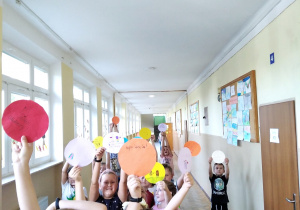 Dzieci prezentujące kropki z pozytywnym przesłaniem