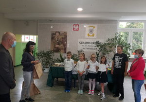 Rozdanie nagród w holu szkoły przez p. Agnieszkę Kubiak - pracownika PSSE w Brzezinach