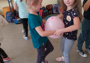 Maja i Hania w tańcu z balonem