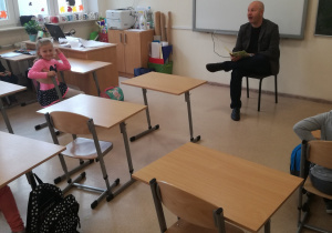 Niespodzianka z okazji Ogólnopolskiego Dnia Głośnego Czytania - uczniom klas pierwszych czyta pan Dyrektor
