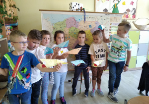 Uczniowie klasy 2B prezentujący papierowe rybki