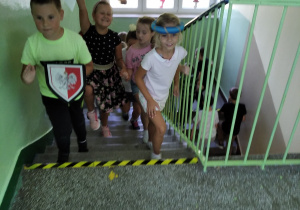 Dzieci zdobywające szkolne szczyty - schody