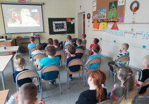 Dzieci oglądają film edukacyjny pt. "Jak powstaje film"