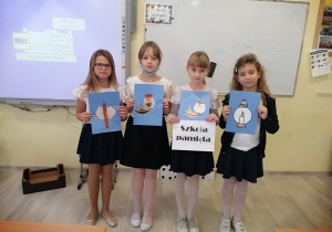 Dziewczynki z klasy 2a prezentują prace wykonane w ramach akcji "Szkoła pamięta"