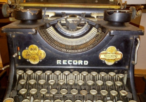 Maszyna do pisania z początków XX wieku służyła do pisania listów, wypracowań do szkoły i dokumentów - pamiątka rodzinna z domu Kasi Cz. z klasy 6a