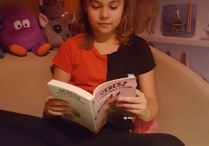 Maja G. z klasy 4a w czasie przerwy na czytanie