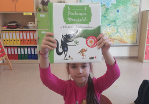 Michasia z klasy 1b dumnie pokazuje swoją ulubioną książkę