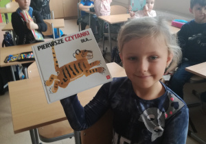 Amelka z klasy 1b przyniosła swoją ulubioną książkę