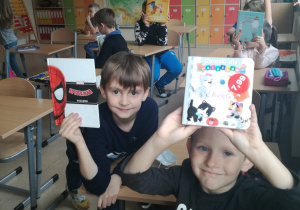 Jaś i Wiktor z klasy 1b prezentują swoje ulubione książki