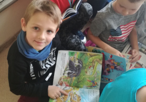 Filip z klasy 1b prezentuje swoją ulubioną książkę