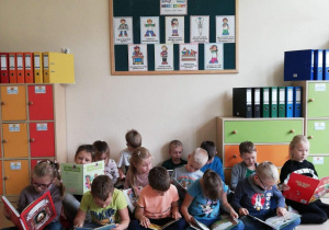 Dzieci z klasy 1a również lubią czytać