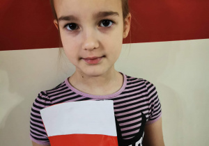 Nadia z kl. 1b z własnoręcznie wykonaną flagą