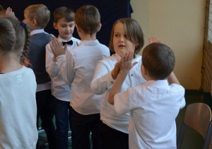 Chłopcy z klasy 1b w czasie śpiewania jednej z piosenek